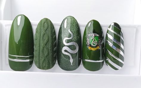 Hp Nails Slytherin, Harry Potter Nail Art Slytherin, Harry Potter Nails Designs Slytherin, Harry Potter Makeup Looks Slytherin, Nail Designs Harry Potter, Slytherin Nails Aesthetic, Slitherin Nails, Cute Harry Potter Nails, Harry Potter Christmas Nails