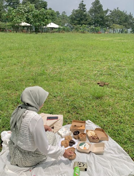 Picnic Date Outfits, Seserahan Pernikahan, Eid Activities, Picnic Date Food, Picnic Photography, New Hijab, Picnic Theme, Picnic Inspiration, Picnic Decorations