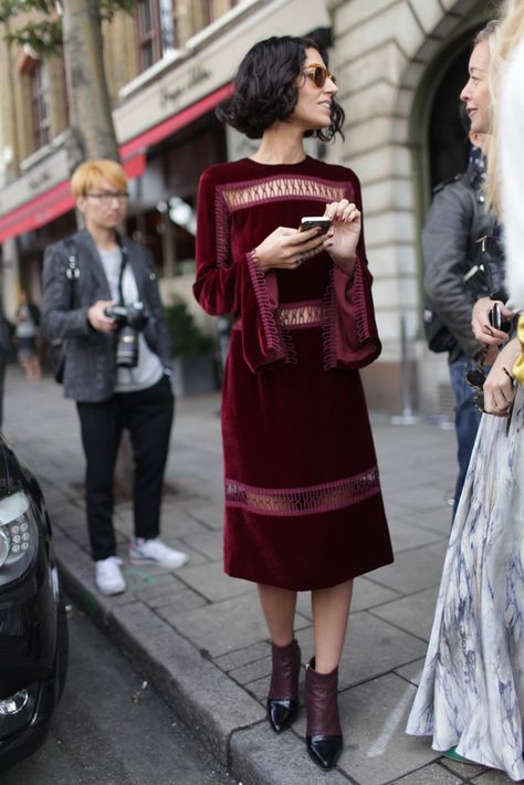 Velvet Outfit, London Fashion Week Street Style, London Fashion Weeks, Looks Street Style, Mode Inspo, Curly Hairstyles, Fashion Week Street Style, Party Looks, Street Chic