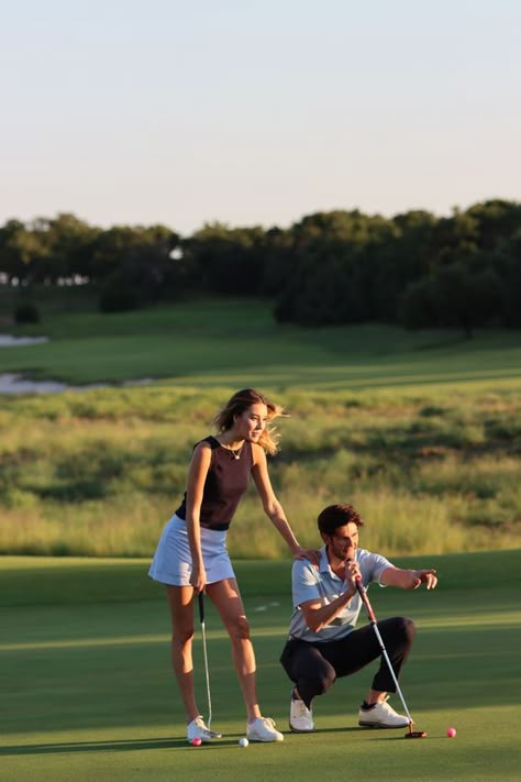 Girls Golf Aesthetic, Golf Fashion Photography, Golf Asethic, Golf Couple Goals, Golf Couple Aesthetic, Golfing Photoshoot, Golf Picture Ideas, Golf Engagement Photos, Golf Course Aesthetic