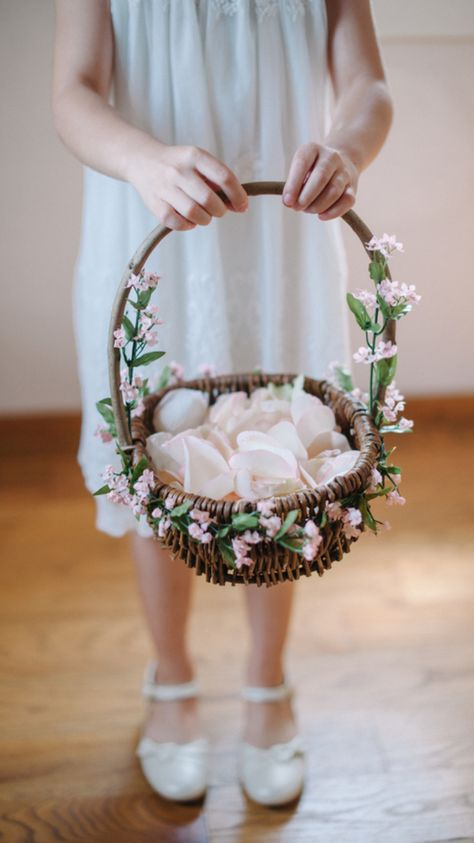 Pretty basket Diy Flower Girl Basket, Wedding Entrance Decor, Wedding Flower Girl Basket, Flower Girl Bouquet, Simple Wedding Decorations, Modest Wedding Gowns, Flower Girl Baskets, Diy Wedding Flowers, Flower Girl Basket