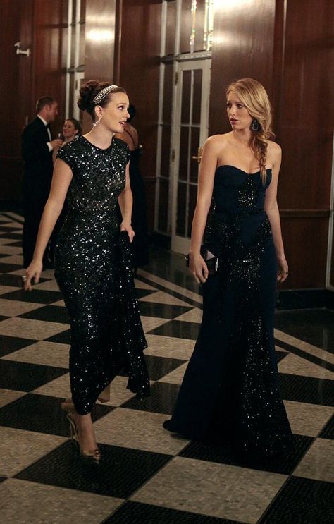 Pin for Later: 40+ Gossip Girl Hair Moments That Made You Jealous S and B's Black-Tie Styles Blair Y Serena, Gossip Girl Season 6, Mode Gossip Girl, Estilo Blair Waldorf, Estilo Gossip Girl, Blair And Serena, Stile Blair Waldorf, Blair Waldorf Style, Jenny Humphrey