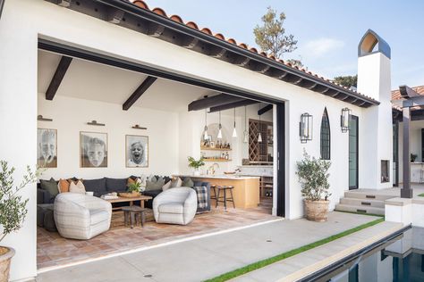 Modern Spanish House Exterior, Spanish House Exterior, Pool Guest House, California Room, Spanish Bungalow, Spanish Garden, Spanish Modern, Estate Garden, Outdoor Patio Space