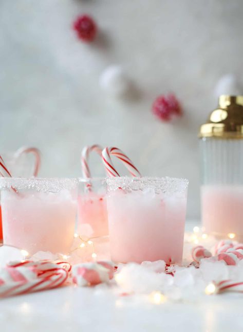 Holiday Cocktails Peppermint, Rumplemintz Drinks Cocktails, Christmas Cocktails Peppermint, Vanilla Vodka Christmas Drinks, Pink Holiday Drinks, Christmas Drinks Ideas, Peppermint Drink, Pink Christmas Snacks, Peppermint Alcoholic Drinks