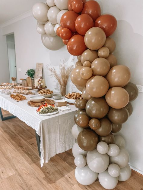 Fall Theme Balloon Garland, Thanksgiving Balloon Garland Ideas, Friendsgiving Balloon Arch, Thanksgiving Balloon Backdrop, Friendsgiving Balloon Garland, Fall Balloon Backdrop, Boho Thanksgiving Decor, Friendsgiving Balloons, Thanksgiving Balloon Arch