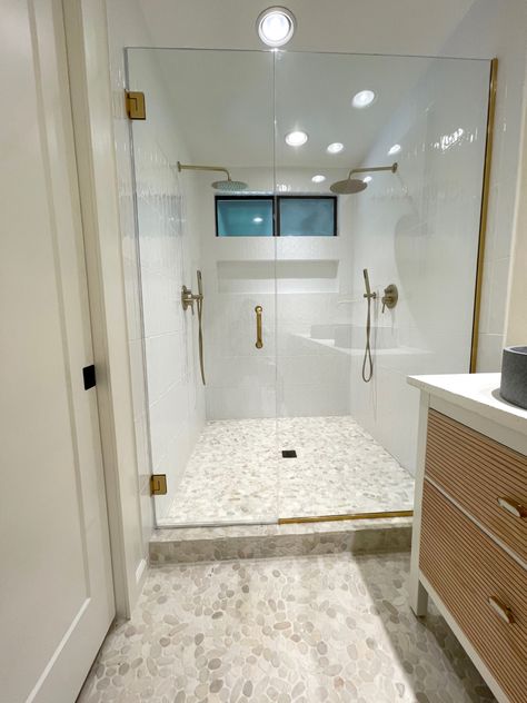 Pebble Floor Bathroom Ideas, Pebbles Bathroom Floor, Pebble Stone Bathroom Floor, Master Shower Pebble Floor, Pebbled Bathroom Floor, Pebble Bathroom Ideas, Pebble Niche Bathroom, Pebble Flooring Bathroom, Bathroom With Stone Floor