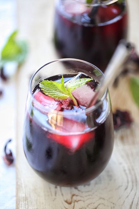 Folere ( Cameroon Hibiscus Ice Tea) - Afrovitalityeats Red Wine Spritzer, Jamaican Sorrel, Wine Spritzer Recipe, Mango Martini, Frozen Strawberry Margarita, Mango Daiquiri, Red Wine Sangria, Spritzer Recipes, Easy Summer Cocktails