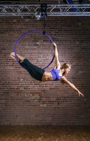 Aerial Hoop Moves, Lyra Hoop, Lyra Aerial, Aerial Gymnastics, Aerial Yoga Poses, Bawah Air, Home Gym Setup, Pole Sport, Dance Picture Poses