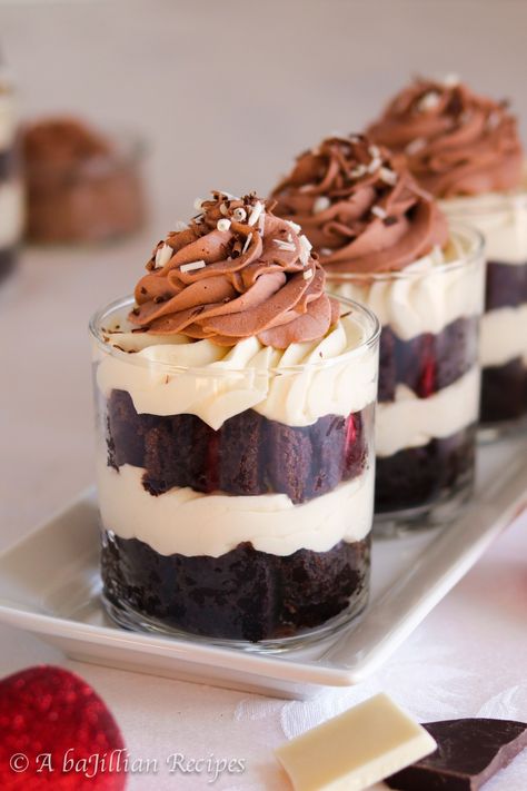 Chocolate Parfait Desserts, Chocolate Parfait, Dessert Cups Recipes, Chocolate Deserts, Mason Jar Desserts, Parfait Cups, Cheesecake Parfaits, Dessert Shooters, Mini Dessert Cups