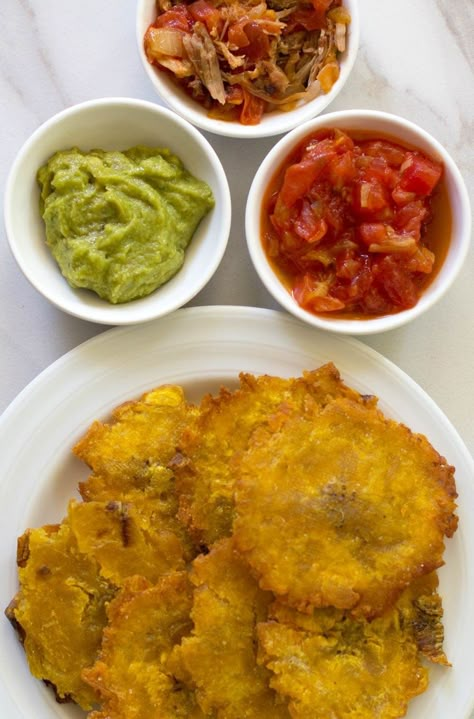 patagones or green plantains done on plate, with bowls of toppings. Colombia Food Recipes, Columbian Food, Columbian Recipes, Colombian Dishes, Green Plantains, Colombian Recipes, Colombian Cuisine, South American Recipes, Plantain Recipes