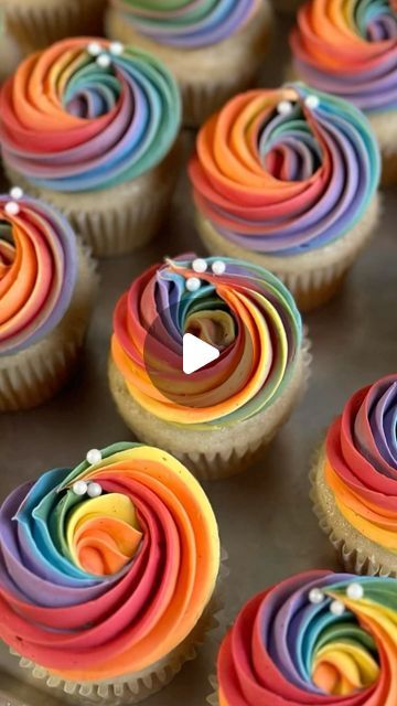 Rainbow Cupcake Frosting, Ombre Icing Cupcakes, How To Make Rainbow Frosting, Colorful Cupcake Ideas, Rainbow Swirl Cupcakes, Rainbow Frosting Cupcakes, Rainbow Cupcakes Frosting, Rainbow Cupcakes Ideas, Cupcake Icing Recipe