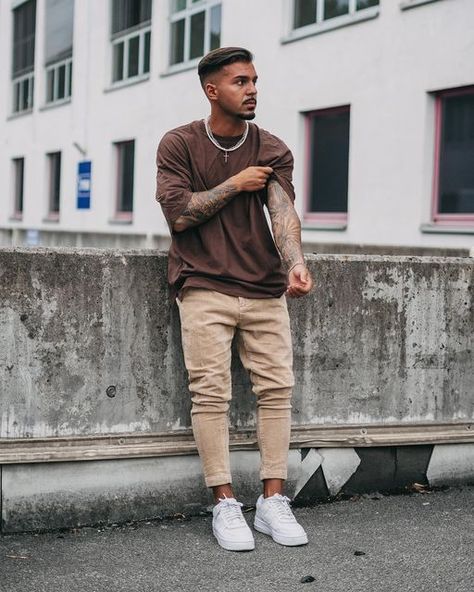 LUCA DE BRITO | MENSWEAR on Instagram: "Brown & beige ✌🏼🤎 Back with some casual stuff today - I hope you like this look 😎🫶🏼 ________ #casuallooks #casualstyle" All Brown Outfit Men, Brown Gilet Outfit, Brown Outfit Men, Canvas Shoes Outfit, Outfits Beige, College Outfits Men, White Pants Men, Buisness Casual, Guys Fashion Casual