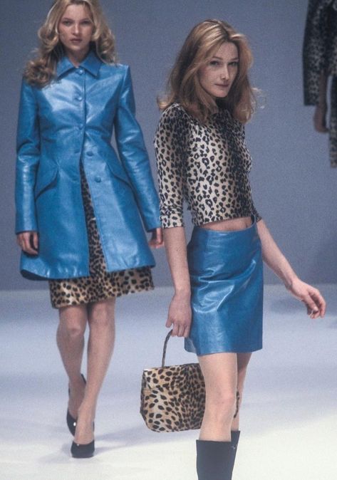 90s Runway Fashion, Runway Fashion Couture, Original Supermodels, Runway Outfits, Carla Bruni, Looks Vintage, Fashion History, Blue Leather, Couture Fashion