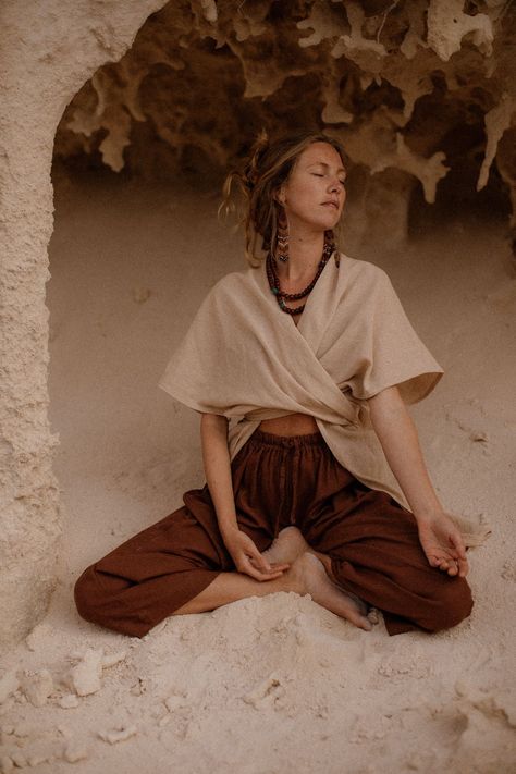 Natural Fabric Outfit, Holistic Fashion, Hippie Outfit Inspo, Desert Clothing, Desert Outfit, Outfit Workout, Women Nature, Desert Aesthetic, Hemp Clothing