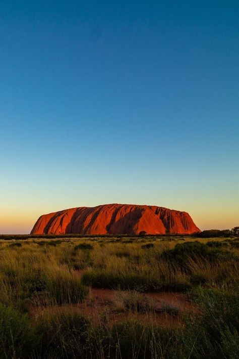 From a prison in Bolivia to the hottest place on earth in Ethiopia and everywhere in between, these are the six craziest places in the world where people really live. #UniqueTravel #TravelInspiration Ayers Rock Australia, Australia Wallpaper, Wallpaper Travel, Australia Landscape, Australia Itinerary, Lev Livet, Ayers Rock, Australian Travel, Winter Wallpaper