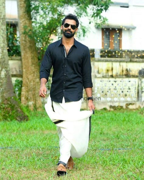 #pranav Mohanlal Lungi Mens Indian, Pranav Mohanlal, Malayalam Actors, South Fashion, Boys Poses, Mens Traditional Wear, Dental Posts, Iphone Wallpaper Yellow, Guys Fashion Casual