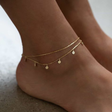 Flat Gold Bangles, Gold Jewelry Hoco, Ankle Bracelets Aesthetic, Anklet Aesthetic, Anklets Aesthetic, Aesthetic Anklets, Minimal Anklet, Gold Ankle Bracelets, Anklets Gold