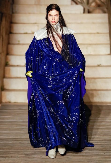 Gucci Unveil The Cosmogonie Show Haute Couture Style, Gucci Runway, Cruise Collection, Middle Age Fashion, Couture Mode, Gucci Fashion, Alessandro Michele, Runway Collection, Couture Fashion