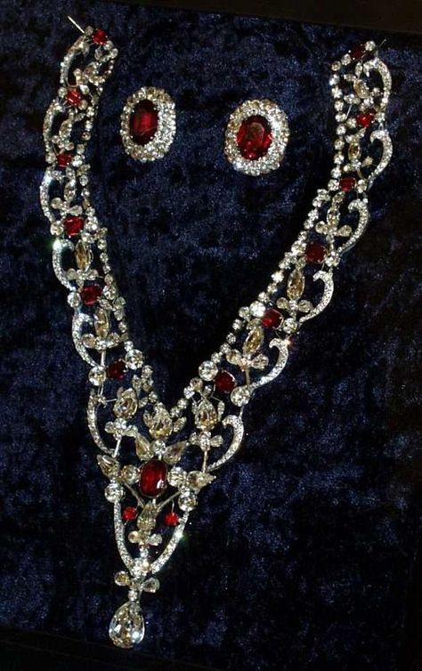 British Royal Family Jewellery, British Royal Jewellery, Queen Elizabeth Crown, Ruby And Diamond Earrings, British Crown Jewels, Royal Crown Jewels, Ruby And Diamond Necklace, Royal Crowns, Royal Tiaras