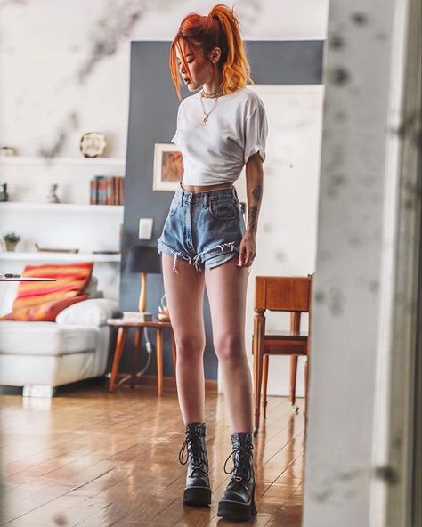 Lua (@luanna) • Instagram photos and videos Queer Outfits Women, Summer Alternative Outfits, Leo Outfits, Look Grunge, Mode Grunge, Chic Winter Outfits, Fashion 90s, Le Happy, Black Combat Boots