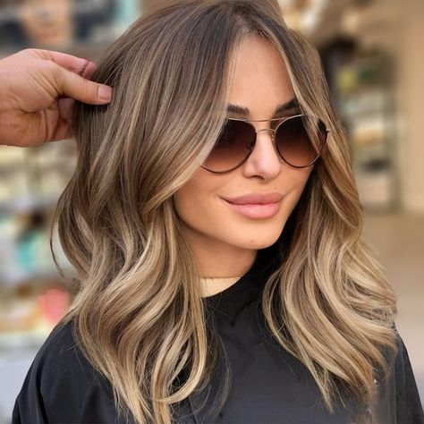 28 Stunning Fall 2024 Hair Color Trends to Transform Your Look - divagaze.com Fall Blonde Hair Color, Fall Blonde Hair, 2024 Hair Color, Long Hair Trends, Blonde Hair Transformations, Fall Hair Color Ideas, Fall Hair Color Trends, Brunette Hair With Highlights, Fall Hair Cuts