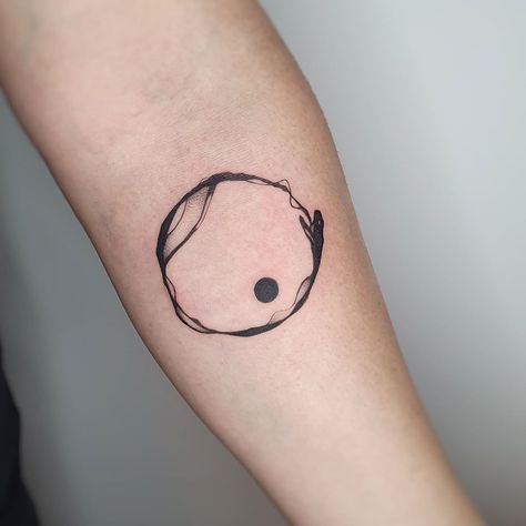 Tattoos Trending, Circular Tattoo, Symbolism Meaning, Ouroboros Tattoo, Circle Tattoos, Circle Tattoo, Palm Tattoos, Trending Ideas, Feminine Tattoo