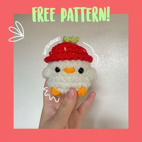 free pattern strawberry chick Crochet Hack, Easy Crochet Animals, Crochet Stitches Guide, Crochet Strawberry, Quick Crochet Patterns, Plushie Patterns, Crochet Animals Free Patterns, Crochet Shop, Crochet Design Pattern