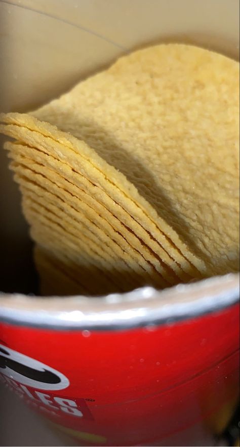 Pringles Aesthetic, Chips Snap, Pringles Chips, Snack Pictures, Eating Food Funny, Food Captions, Food Therapy, Delicacy Food, Yummy Comfort Food