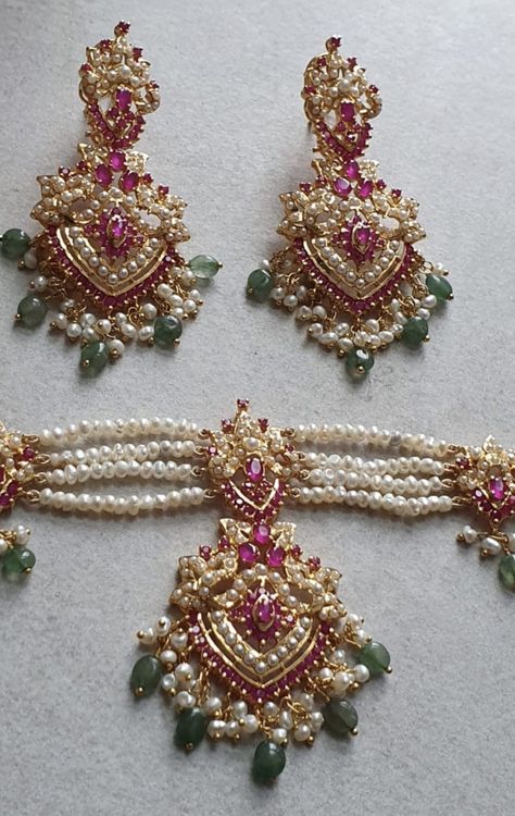 Jewellery indian jewellery chokar Pakistani jewellery Jadau Jewellery Traditional, Locket Ideas, Traditional Bridal Jewelry, Hyderabadi Jewelry, Bridal Jewelry Sets Brides, Indian Wedding Jewelry Sets, Pendant Locket, Bridal Jewelry Vintage, Antique Jewellery Designs