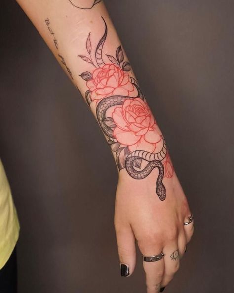 Wörter Tattoos, Tattoo Trend, Forarm Tattoos, Forearm Sleeve Tattoos, Inspiration Tattoos, Tattoos Geometric, Red Ink Tattoos, Hand Tattoos For Women, Dope Tattoos For Women