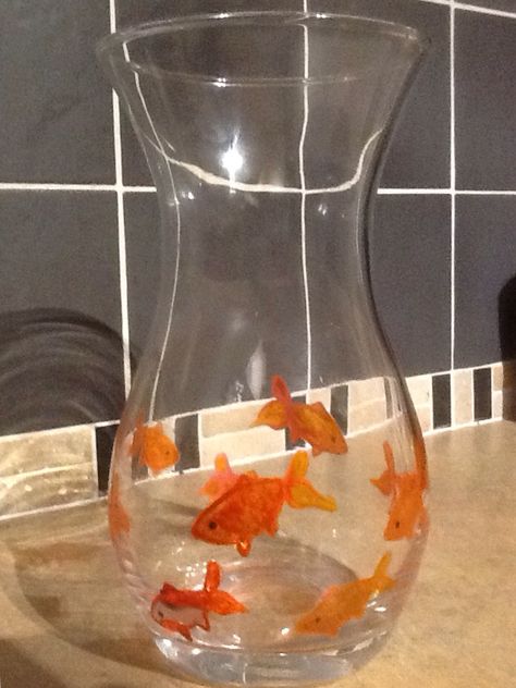 Goldfish vase glass hand painted Upcycle Glass Jars Ideas, Glass Jar Art Painting, Painting Glassware Diy, Glass Pot Painting Ideas, Clear Vase Painting, Painted Mason Jars Aesthetic, Clear Vase Painting Ideas, Glass Vase Painting Ideas Diy, Painted Glass Bottles Diy Ideas