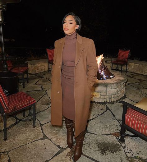 Black Trench Coat Outfit Classy Chic, Jordyn Woods Outfits, Jordyn Woods Style, Brown Monochrome Outfit, Baddie Closet, Harvey Outfits, Woods Outfit, Sweater Skirt Outfit, Corporate Baddie