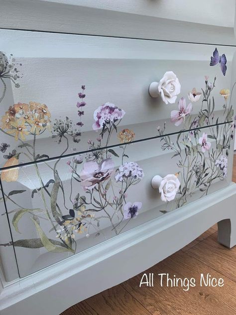 Decoupage Dresser Ideas, Drawer Painting Ideas, Floral Painted Furniture, Painted Furniture Ideas, Diy Furniture Makeover Ideas, Hand Painted Dressers, Shabby Chic Bedroom Furniture, Revamp Furniture, Whimsical Furniture