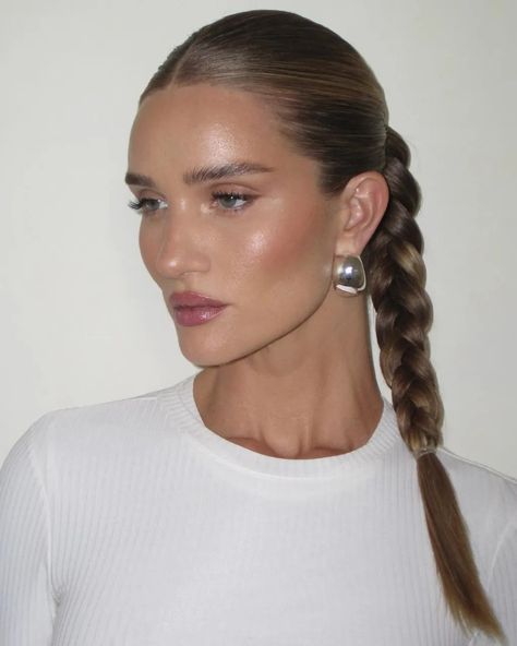 Rosie Huntington Whiteley Short Hair, Quiet Luxury Hairstyle, Rose Huntington Whiteley Hair, Refy Beauty Aesthetic, Scrubs Photoshoot, Rosie Huntington Whiteley Makeup, Rosie Huntington Whiteley Hair, Classy Updo Hairstyles, Makeup 2024