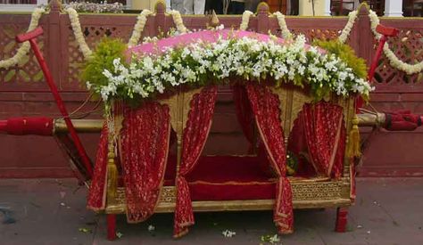 doli Palki Decoration Ideas, Doli Decoration For Bride, Diy Palki Doli, Doli Decoration, Marriage Pics, Nath Bridal, Wedding Packing, Bridal Entry, Indian Marriage