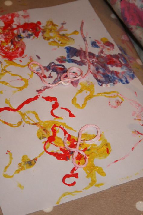 Spaghetti Pictures, Spaghetti Painting, Worms Preschool, Art Activity For Toddlers, Spaghetti Art, Worm Crafts, Bug Activities, Mini Beasts, Imagination Tree