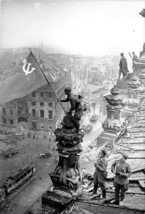 Red Army soldier Mikhail Alekseevich Yegorov of Soviet 756 Rifle Regiment flying the Soviet flag over the Reichstag, Berlin, Germany, 2 May 1945, photo 2 of 2; Meliton Kantaria and another watching nearby Vojenský Humor, Wojskowy Humor, Perang Dunia Ii, Foto Langka, Wwii Photos, Soviet Army, History Class, Army Soldier, History Photos