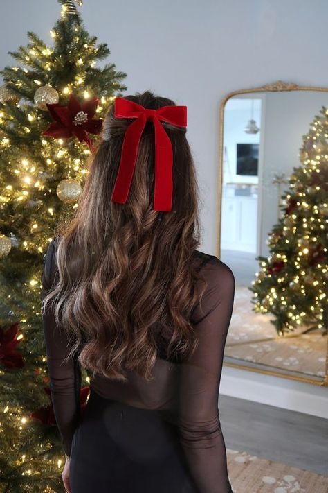 The Short Mullet: A Fresh & Edgy Summer Haircut Choice Hair Bow In Hair, Brunette Christmas Hair, Red Bow In Hair Aesthetic, Christmas Pictures Hairstyles, Holiday Bow Hairstyle, Christmas Velvet Bows, Christmas Hairstyles With Bow, Hair Half Up Half Down With Bow, Christmas Bow Hair