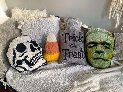 Halloween Pillow Decor, Halloween Punch Needle Ideas, Spooky Punch Needle, Spooky Apartment, Halloween Punch Needle, Punch Halloween, Holiday Interior Design, Tuft Rug, Halloween Tea Party