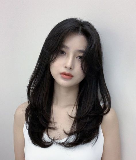 Pretty Hair Cuts, Asian Haircut, Hair Style Korea, Hair Inspiration Long, Layered Haircuts For Medium Hair, Hairstyle Inspo, Hairstyles For Layered Hair, Women's Hairstyles, Round Face Haircuts