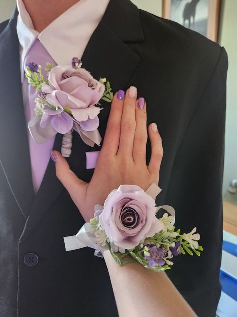 Lilac Purple Corsage, Lavender Prom Corsage, Purple Corsage And Boutonniere Prom, Lilac Prom Suit, Prom Flowers Corsage Purple, Purple Prom Accessories, Light Purple Corsage And Boutonniere, Lilac Corsage And Boutonniere, Light Purple Corsage