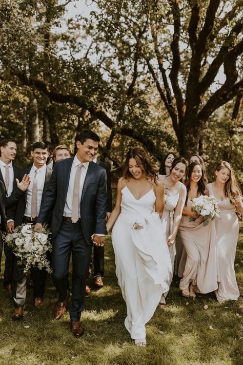 Wedding Photo Poses Bridesmaids, Wedding Photo Ideas Outside, Wedding Party Photos Small Group, Outdoor Wedding Bridal Party, Wedding Picture Ideas For Photographer, Wedding Pictures Small Bridal Party, Wedding Party Photography Ideas, Backyard Wedding Photos Ideas, Bridal Party Photography Ideas