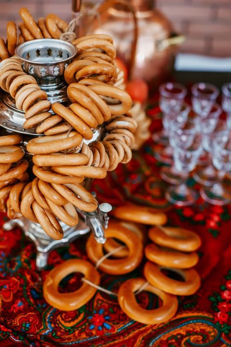 Russian Party Aesthetic, Bulgarian Christmas, Russian Decor, Russian Party, Russian Wedding, Russian Tea, Culture Day, Russian Culture, Traditional Table