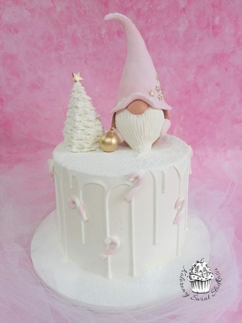 Gonk Cake Ideas, Gonk Birthday Cakes, Gnome Christmas Cake, Gonk Christmas Cake, Gonk Cake, Gnome Cake, Christmas Birthday Cake, Winter Torte, Christmas Themed Cake