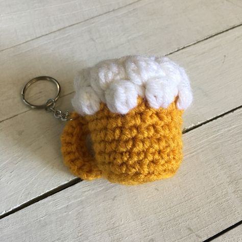 Crochet beer mug keychain #hollyshooks Beer Stein Crochet Pattern, Crochet Keychain For Men, Crochet Beer Mug, Crochet Beer, Mug Of Beer, Crystal Jewelry Diy, Amigurumi Gift, Keychain Crochet, Crochet Ornaments