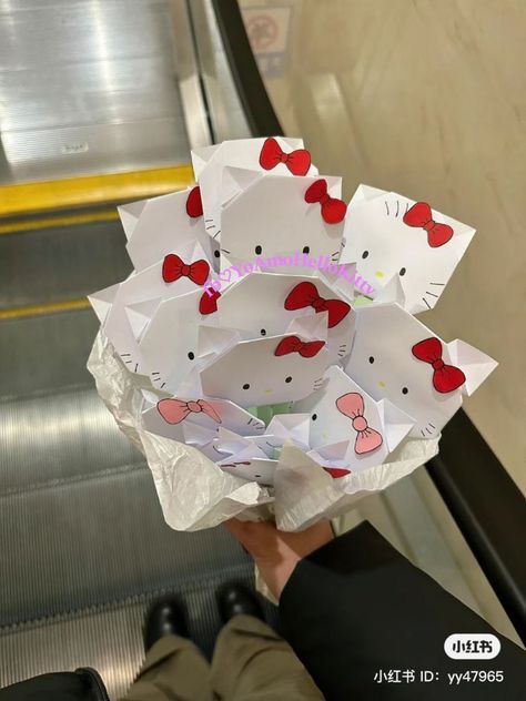 Que bonito ramo 💐 - Yo amo hello kitty Sanrio Birthday Cards Diy, Diy Hello Kitty, Hello Kitty Gifts, Bts Anime, Handmade Gifts For Friends, Aesthetic Earrings, Pinterest Diy Crafts, Hello Kitty Drawing, Cute Birthday Gift