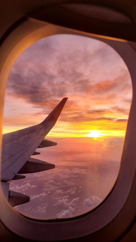 Hublot Avion, Hastag Instagram, Beautiful Sky Pictures, Photo Avion, Photo Voyage, Plane Photos, Airport Aesthetic, Vision Board Pictures, Plane Travel