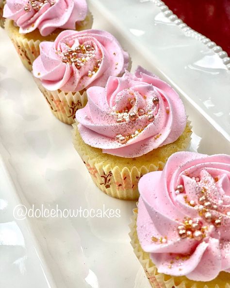 Pink and rose gold glitter cupcakes #cupcakes #cupcakesofinstagram #cupcakes #cupcake #cupcakedecorating #dolcehowtocakes #cakedecorating… Baby Shower Cupcakes Girl Pink And Gold, Sweet 16 Cupcakes Pink And Gold, Gold Glitter Cupcakes, Glitter Cupcakes Birthday, Pink And Gold Wedding Cupcakes, Pink Sparkle Cupcakes, Pink Aesthetic Cupcakes, Rose Gold Birthday Cupcakes, Pink And Gold Cupcake Ideas