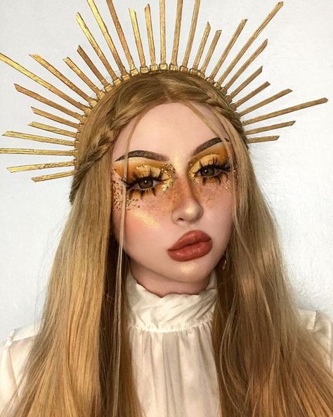 Gold Goddess Makeup, Sun Goddess Costume, Goddess Makeup Look, Makeup Poses, Sun And Moon Costume, Goddess Look, Moon Costume, Goddess Makeup, Foto Glamour