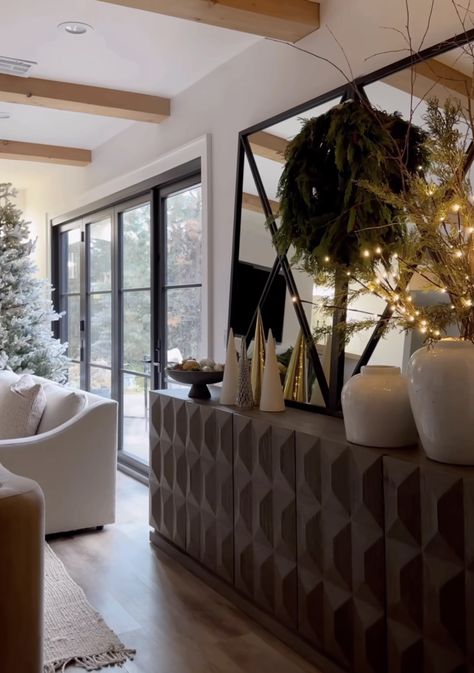 Black Christmas Living Room Decor, Black Modern Christmas Decor, Christmas Living Room Decor, Luxurious Christmas, Christmas Living Room, Traditional Christmas Decorations, Modern Christmas Decor, Black And White Interior, Christmas Themes Decorations